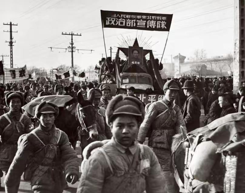 北平和平解放，黑帮作死叫板，结局解气！1949北平和平解放，却藏着“暗潮汹涌”