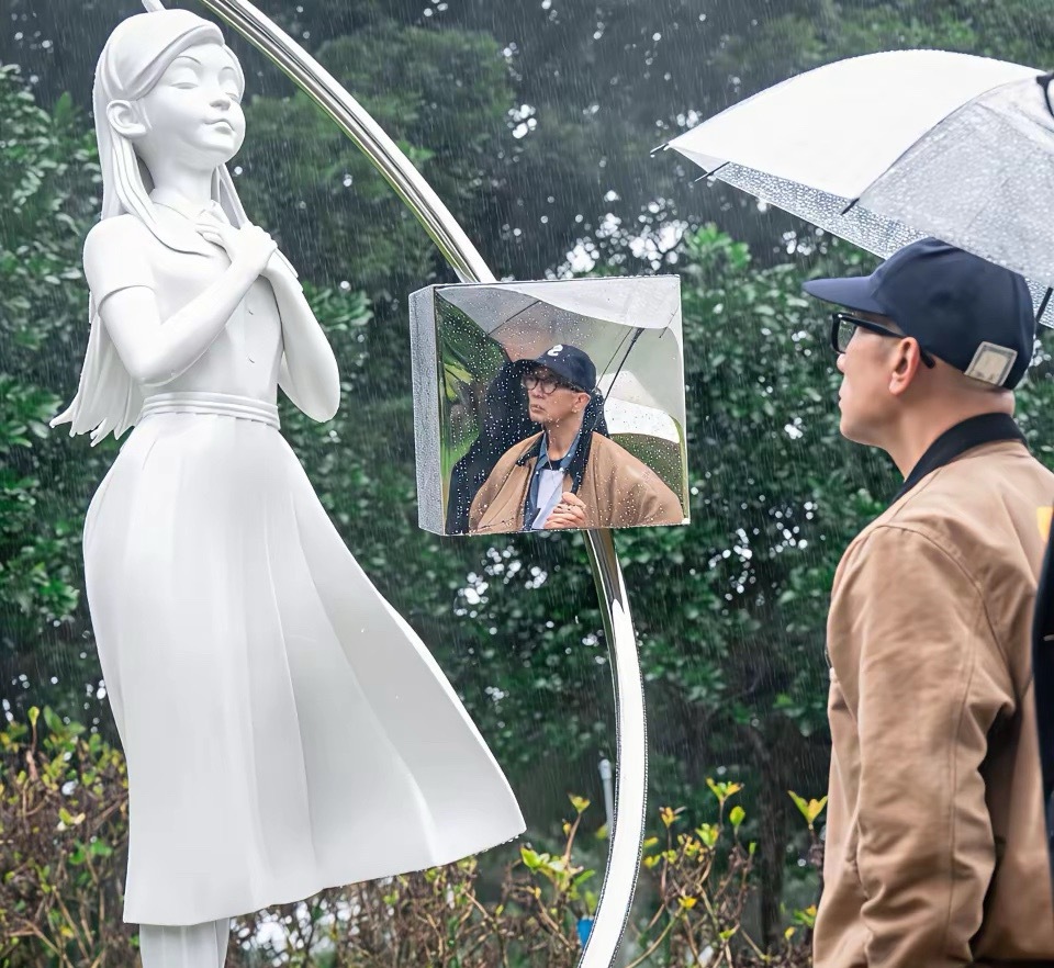 大S的两个孩子又缺席了！大S一周年忌日，大半个台湾娱乐圈的人都去了墓地参加大S纪