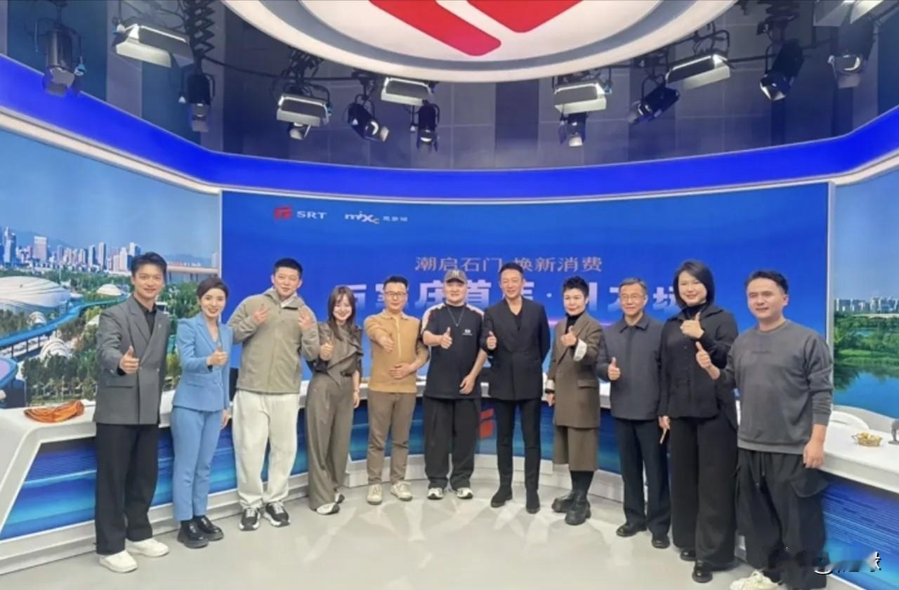 总算是把日子过稳了！汪小菲上石家庄新闻电视台，马筱梅挺孕肚默默陪同。原来两口子