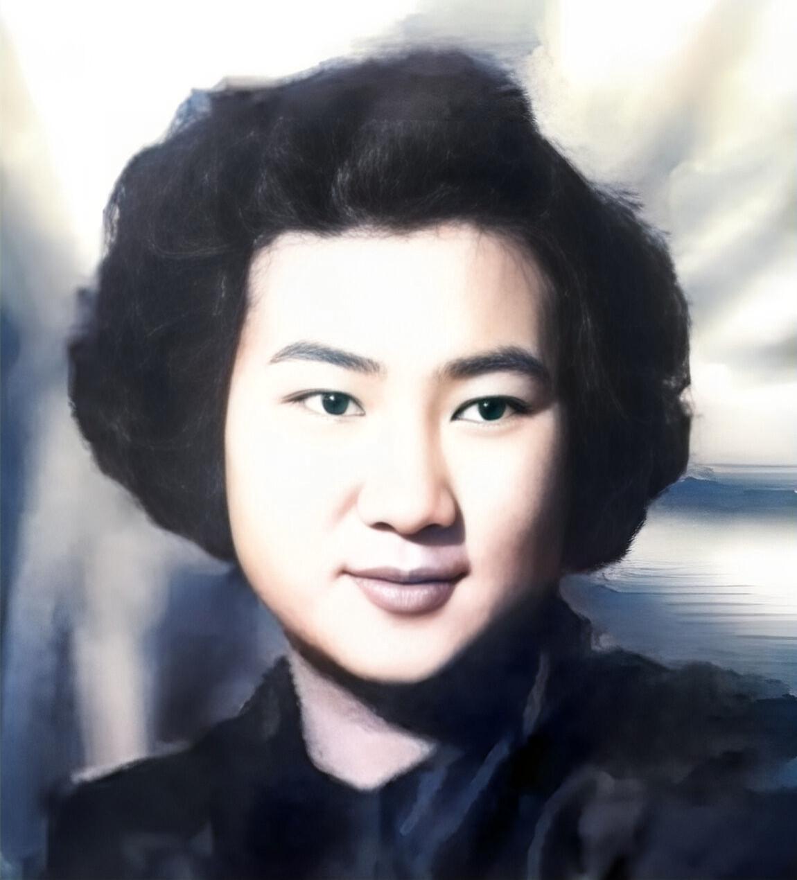 1943年，一辆满载战俘的闷罐车开进了纳粹集中营，刚一下车便开始搜身。突然，纳粹