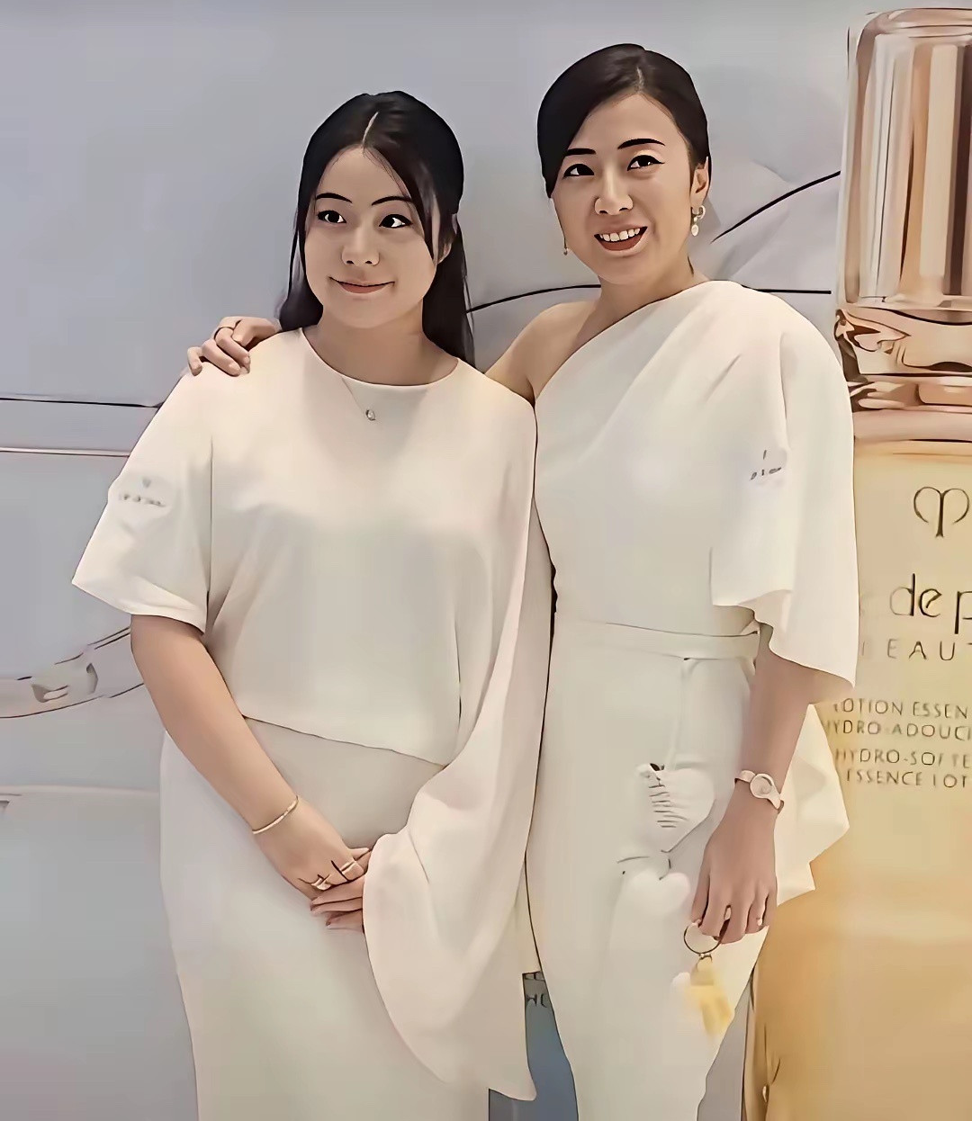 甘比女儿，珠圆玉润的，很富态。有点像胖点的阿娇。