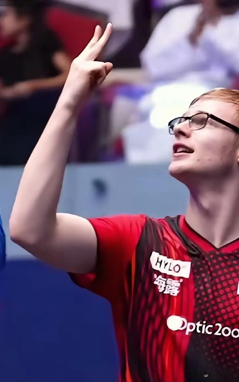 勒布仑兄弟太搞笑了，小布打赢哥哥大布后，两人模仿樊振东打赢王楚钦的动作！一个