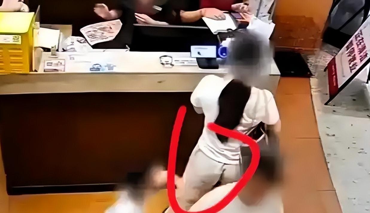 摸臀女子落泪了，她总算心生惧意、满心懊悔，或是幡然醒悟了？整件事发生在长沙一