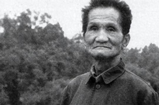 1947年，沈醉刚走进白公馆内，就与一个胡子拉碴的疯子打了个照面，心中一惊的他顿