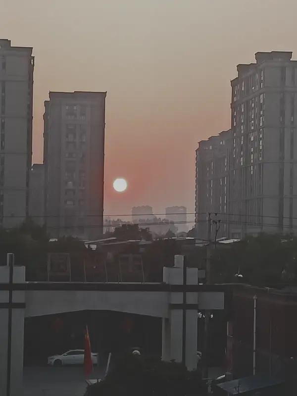 这两句诗真是意境十足！“明朝明朝待明朝，只愿卿卿意逍遥”，寥寥数语，便将对未来的