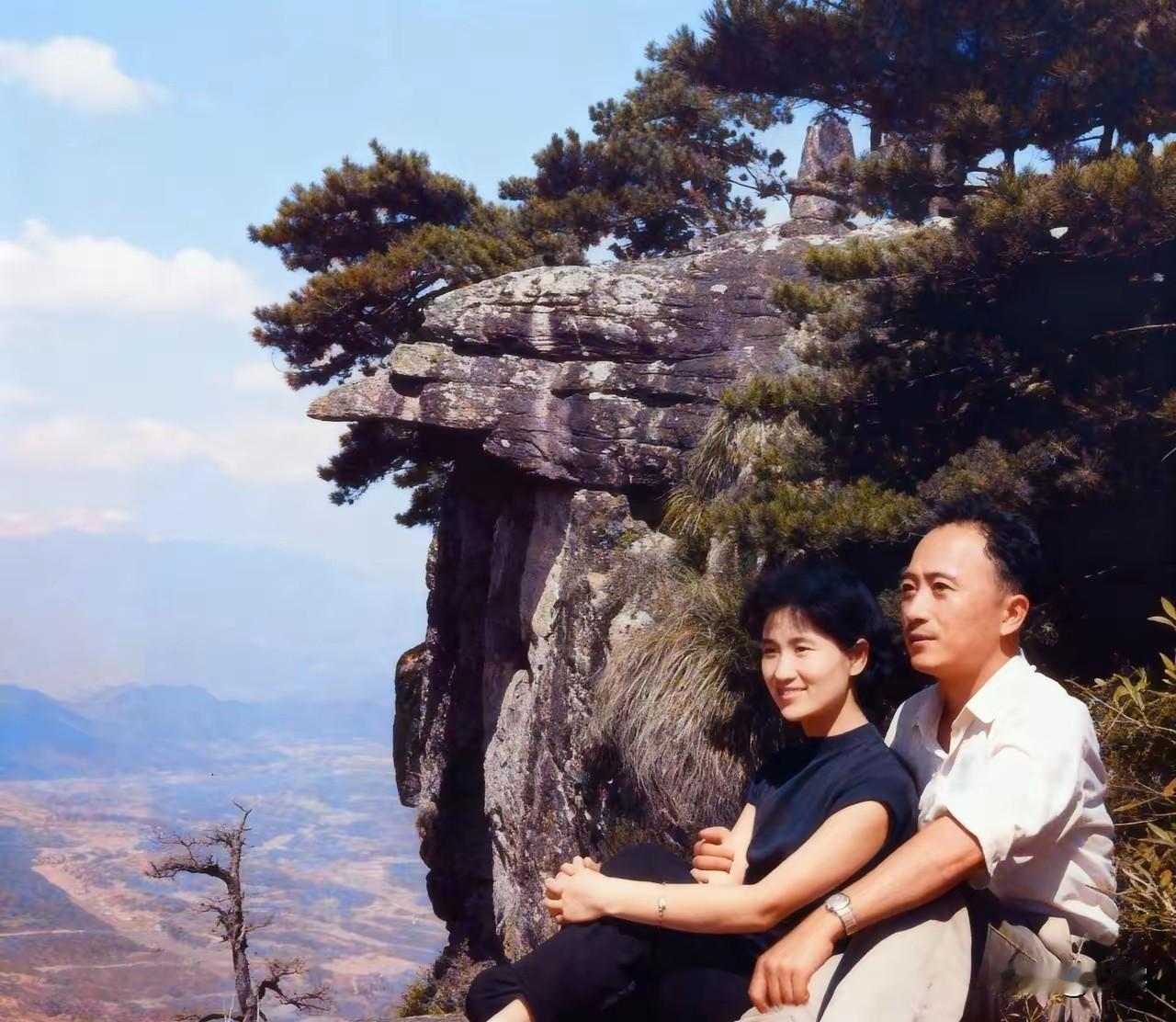 1962年两位电影界的前辈，应该也是夫妻，在庐山甜蜜合影！看着很温馨！时间催人老