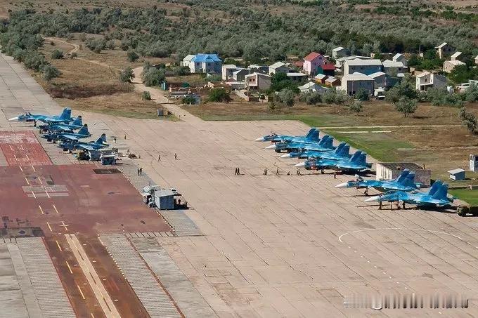 俄军在克里米亚的萨基空军基地遭到乌军无人机袭击，5架飞机被击中。其中，1架Su-