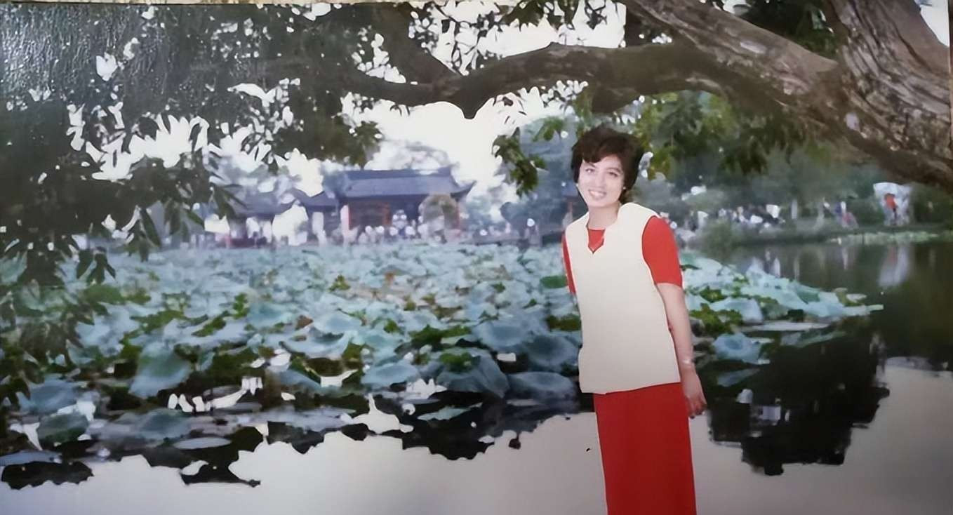 老照片，九十年代纯情美女，衣着朴素但是很有气质