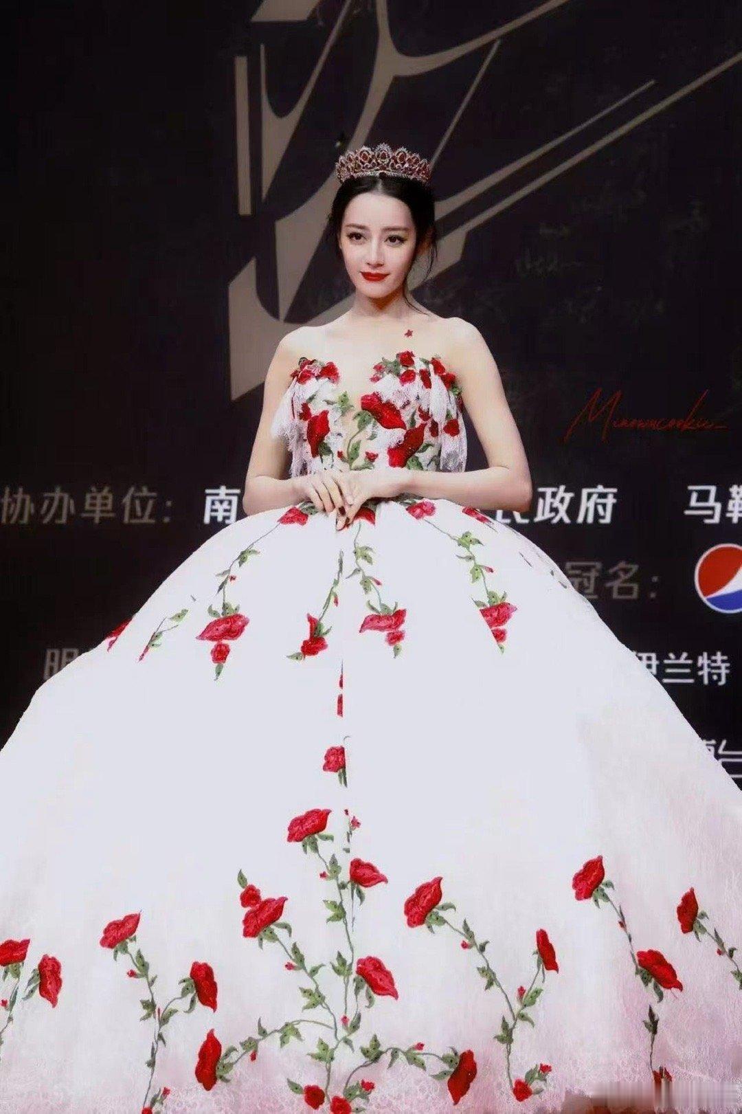 让迪丽热巴盛典图给内娱一些震撼红毯上的她自信从容，肢体语言自然大方，每一个转身
