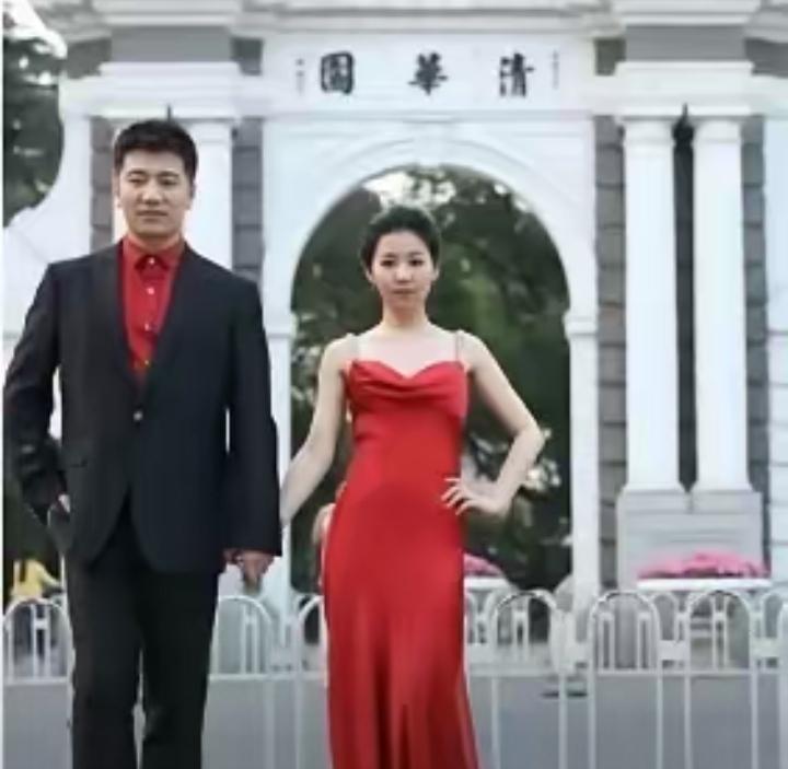 这张2014年的老照片，瞬间看哭无数人。张雪峰与妻子李丽婧在清华大学校门口定格结