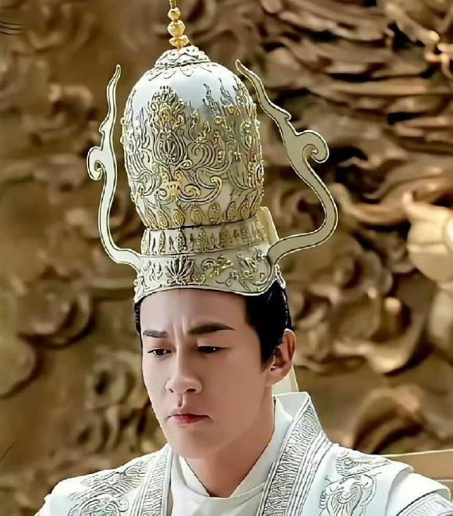 何润东那顶高冠，真不是春秋战国的玩意儿。唐朝才有的帽子，硬往春秋里塞，这哪是穿