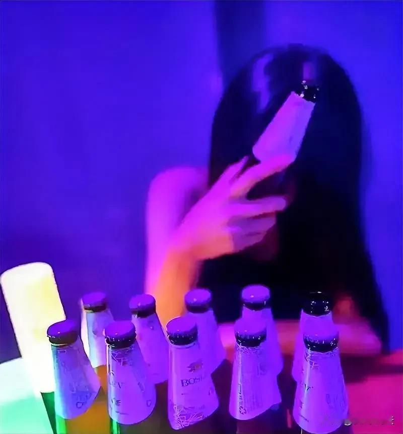师德何在？四川眉山，一高校辅导员带着自己的女学生在火锅店吃饭喝酒后，又来到KTV