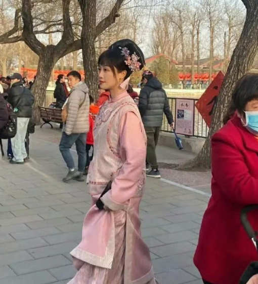 蓝盈莹的花期是真的长啊34岁时和19岁演甄嬛传浣碧时一点变化都没有。