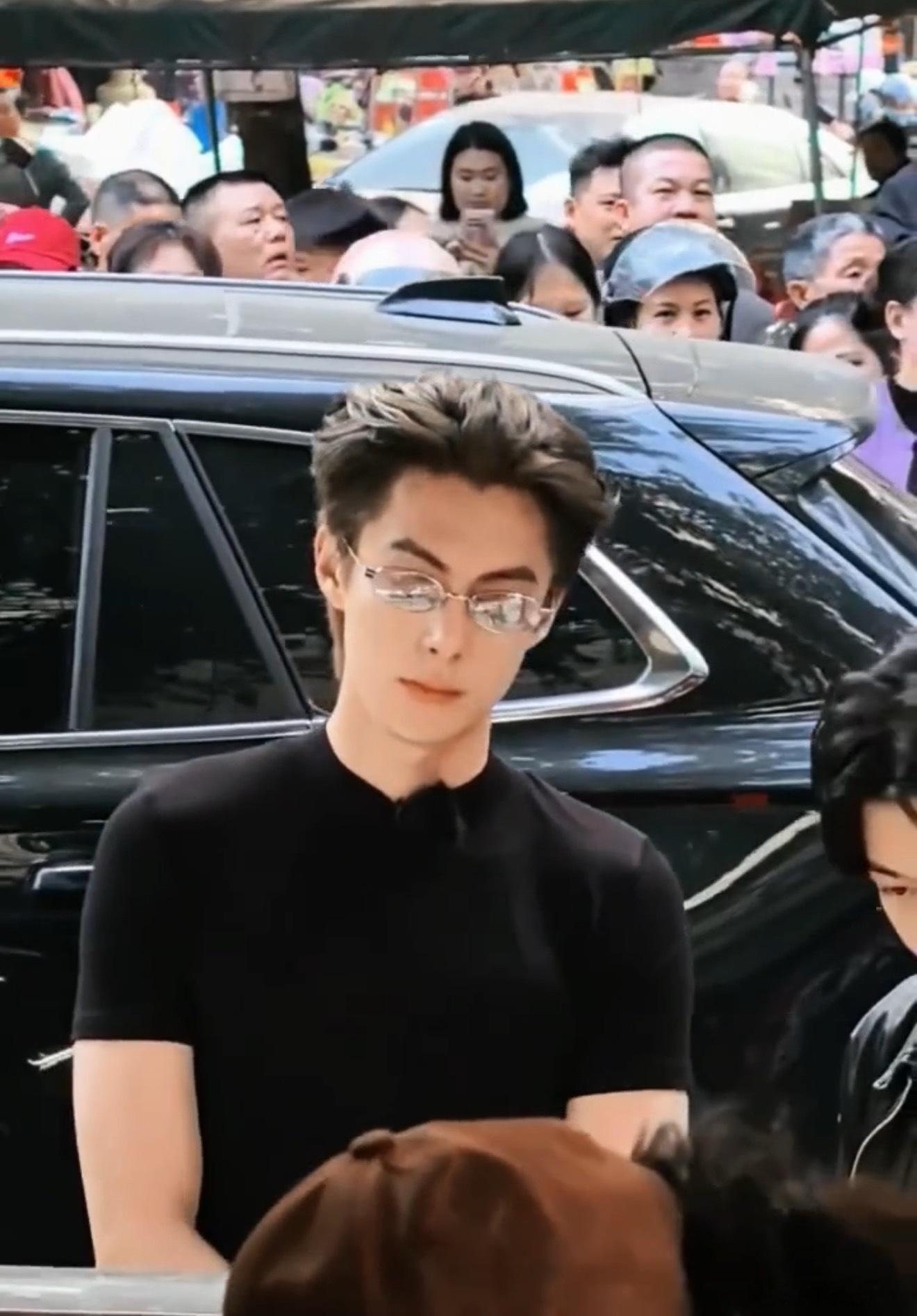 王鹤棣背头届最严厉的父亲男人和男孩王鹤棣