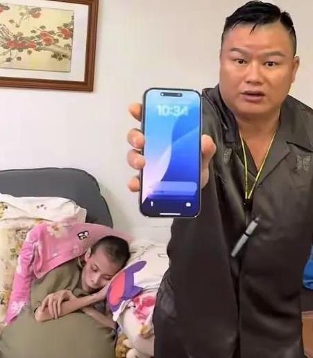 网红丁丁老师还是离开了。这是她去世前两个小时前的状态，整个人已经瘦到皮包骨，肚