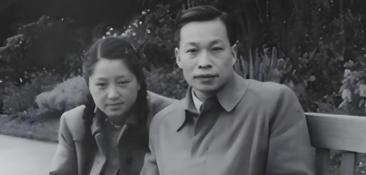 1932年，钱三强以全系第二名考入清华，抬头一看第一名居然是个女的，心里有些不服
