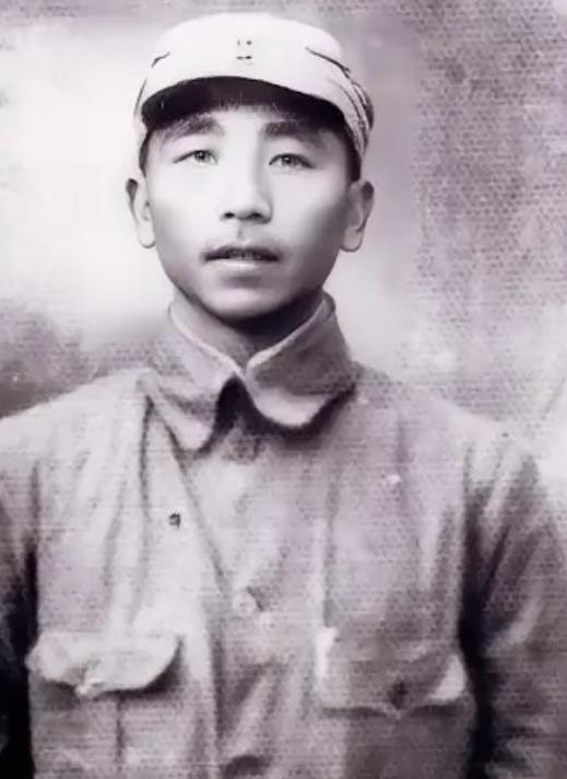 1943年，十几个汉奸押着一个五花大绑的八路军，骑着马往县城赶。路边，一个扛扁担