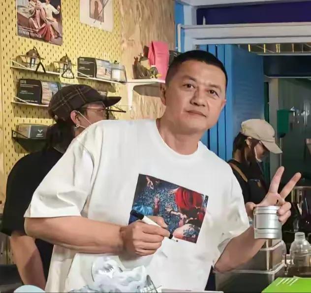 李亚鹏在云南的民宿，价格太高了，完全不是普通人消费得起的。李亚鹏如今的人气很高，
