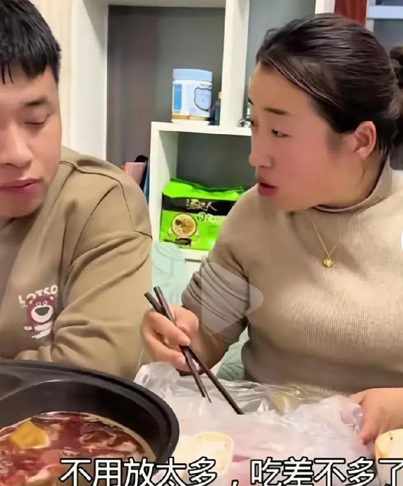 冬天刚到，小婷婷家里却一下子热闹了起来。原因很简单：奶奶从老家搬到了城里的楼房里