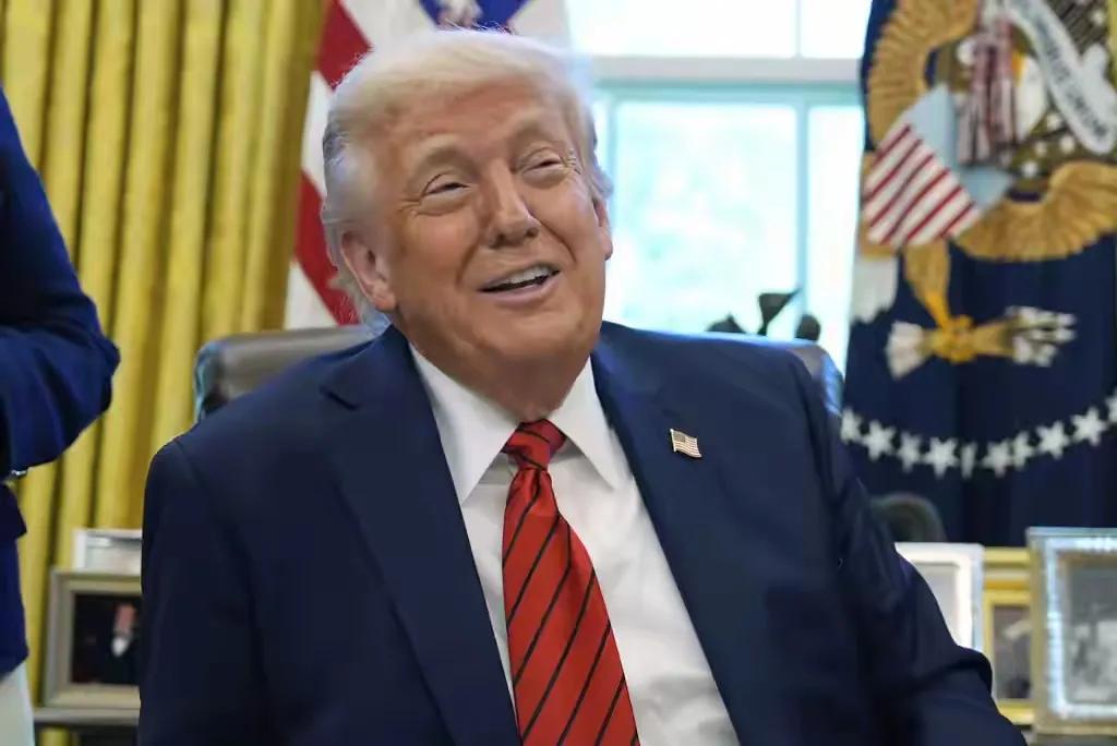 谈崩了！7国增兵格陵兰岛，美国轻飘飘的2句话，让丹麦和冰岛冒汗。美欧谈崩了！