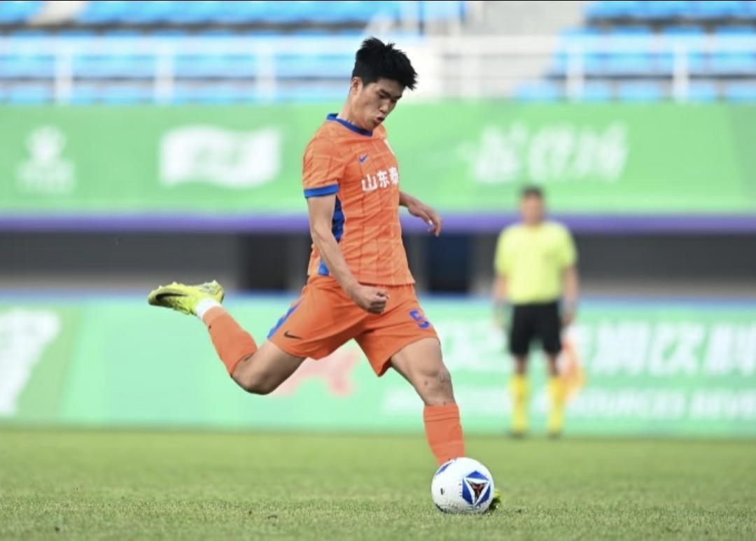 媒体人：中超球队开出8位数，求购彭啸！山东泰山的回复是坚决不卖！作为泰山青训