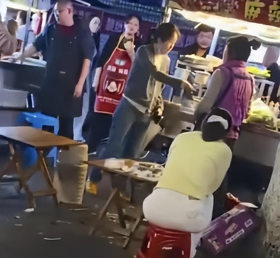 这一幕看得让人血压飙升！事发重庆市开州区实验中学，高三女生经常光顾校门口小摊，