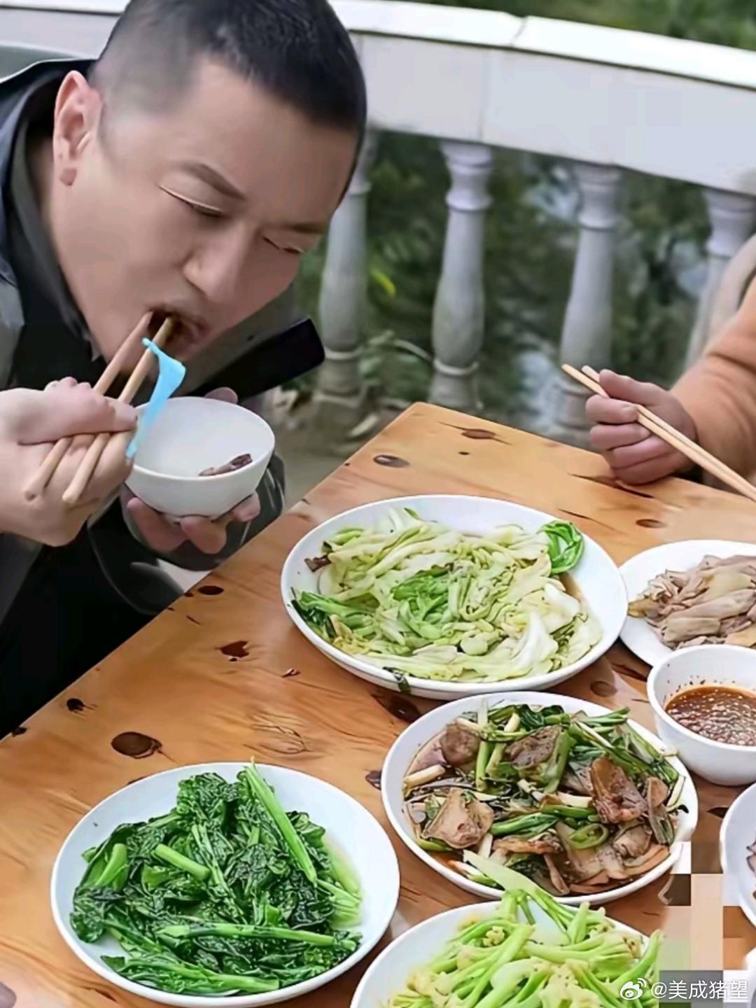 李亚鹏吃的可真清淡啊。