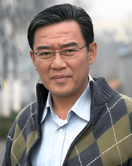 回大陆找同父异母的大哥，推开门却见家徒四壁。他眼眶微热，掏出三笔钱，连怎么花都给