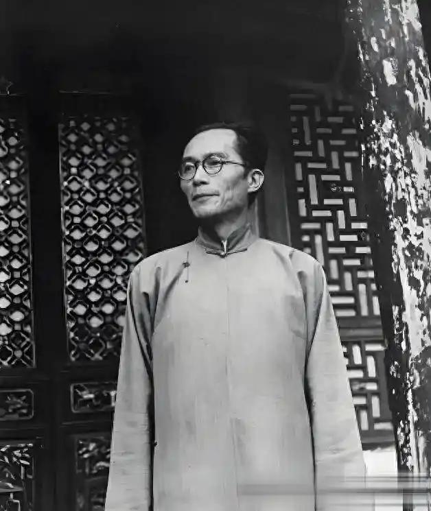 1949年，梅贻琦不顾学生们的苦苦挽留，毅然南渡，临走前，他说道:“我若留在大陆