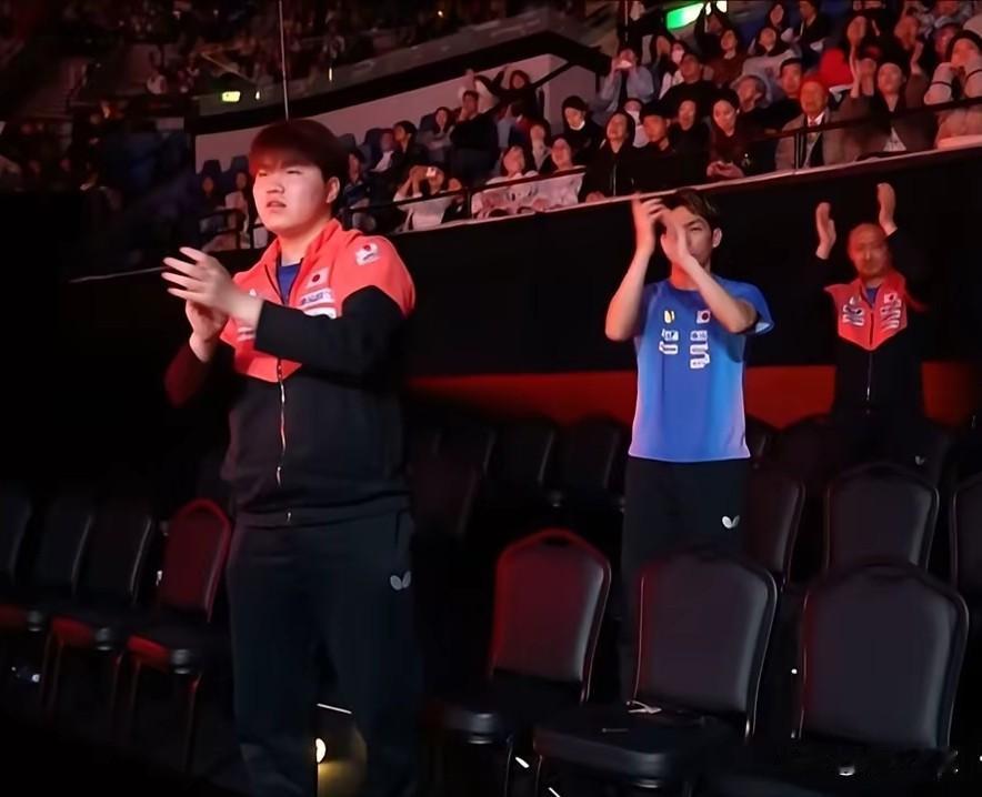 张本智和夺冠，为何日本观众席只有三个人孤零零的等着他？其中一个还是张本宇！