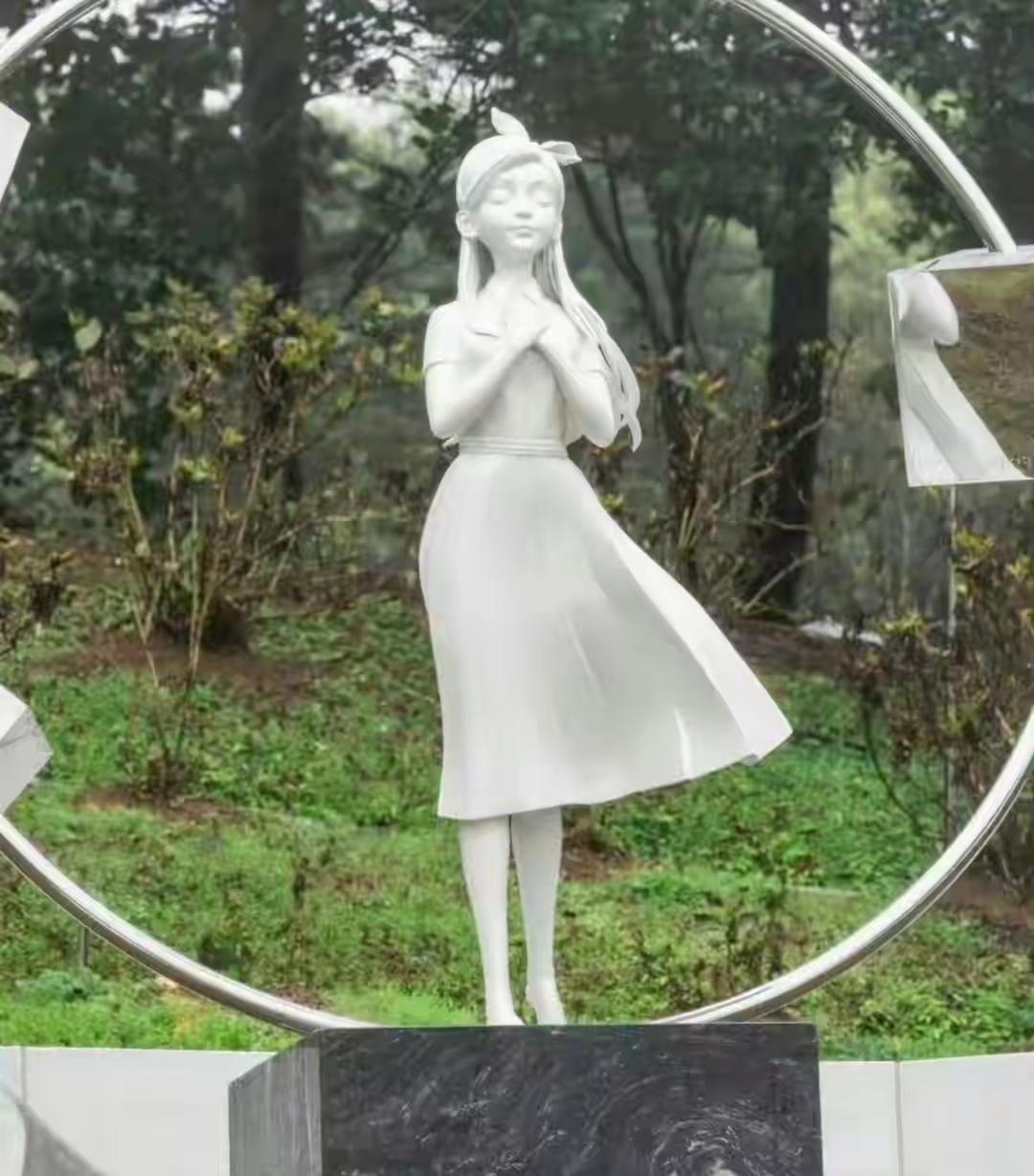 果然，汪小菲昨天又被蛐蛐了，有些自媒体在盛赞欧巴深情浪漫的时候，把汪小菲又拉出来