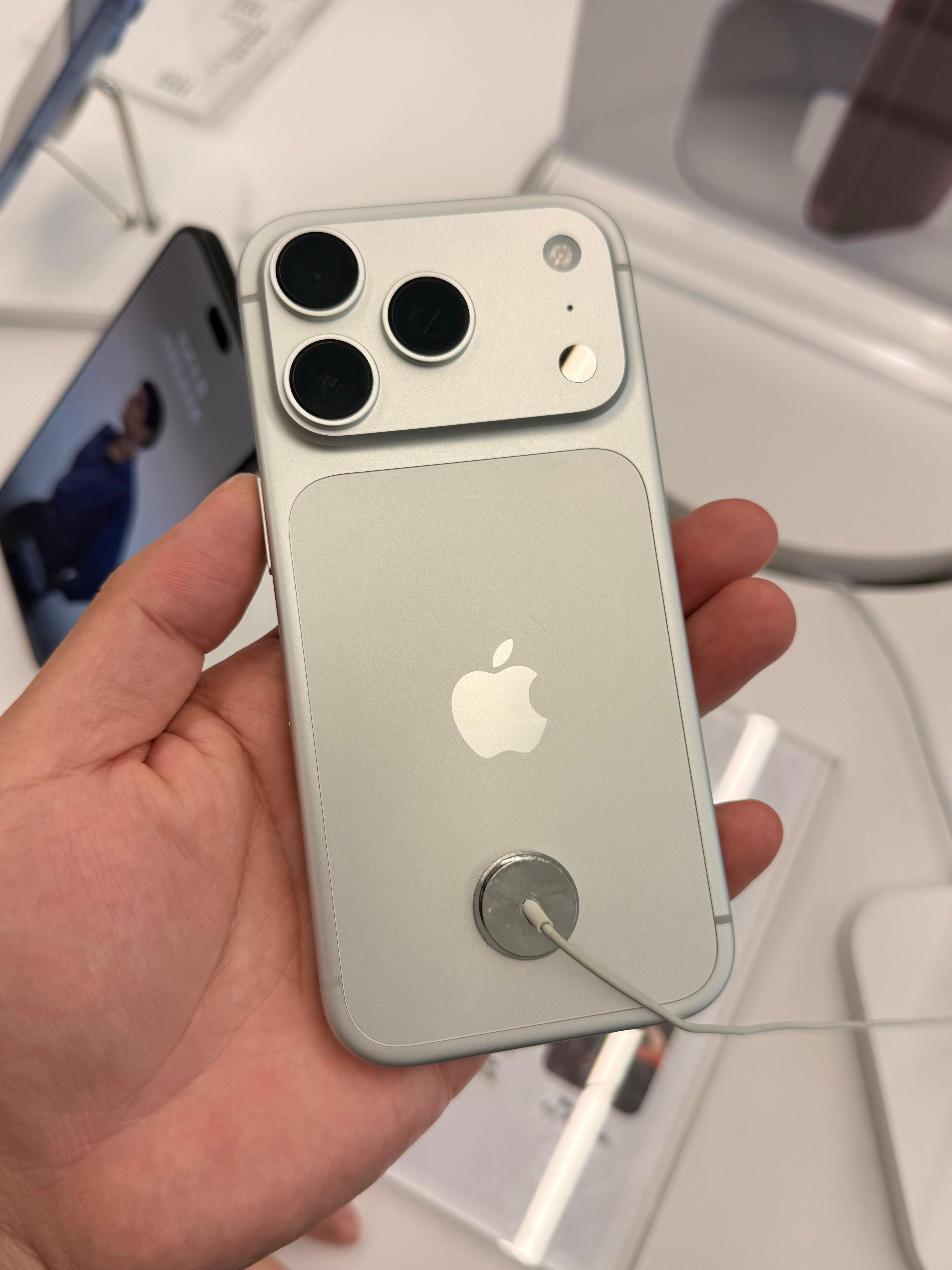 才上架不到1个月的iPhone18Pro店里的展示机就已经严重掉漆了特别是黑色和