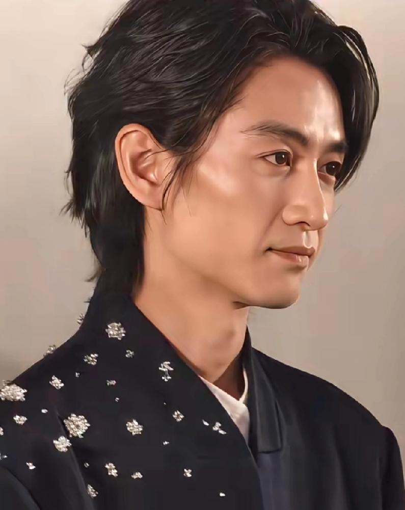 这是受啥刺激了！真的瘦了好多，差点没认出来！法令纹有点重啊！他有40了吗？