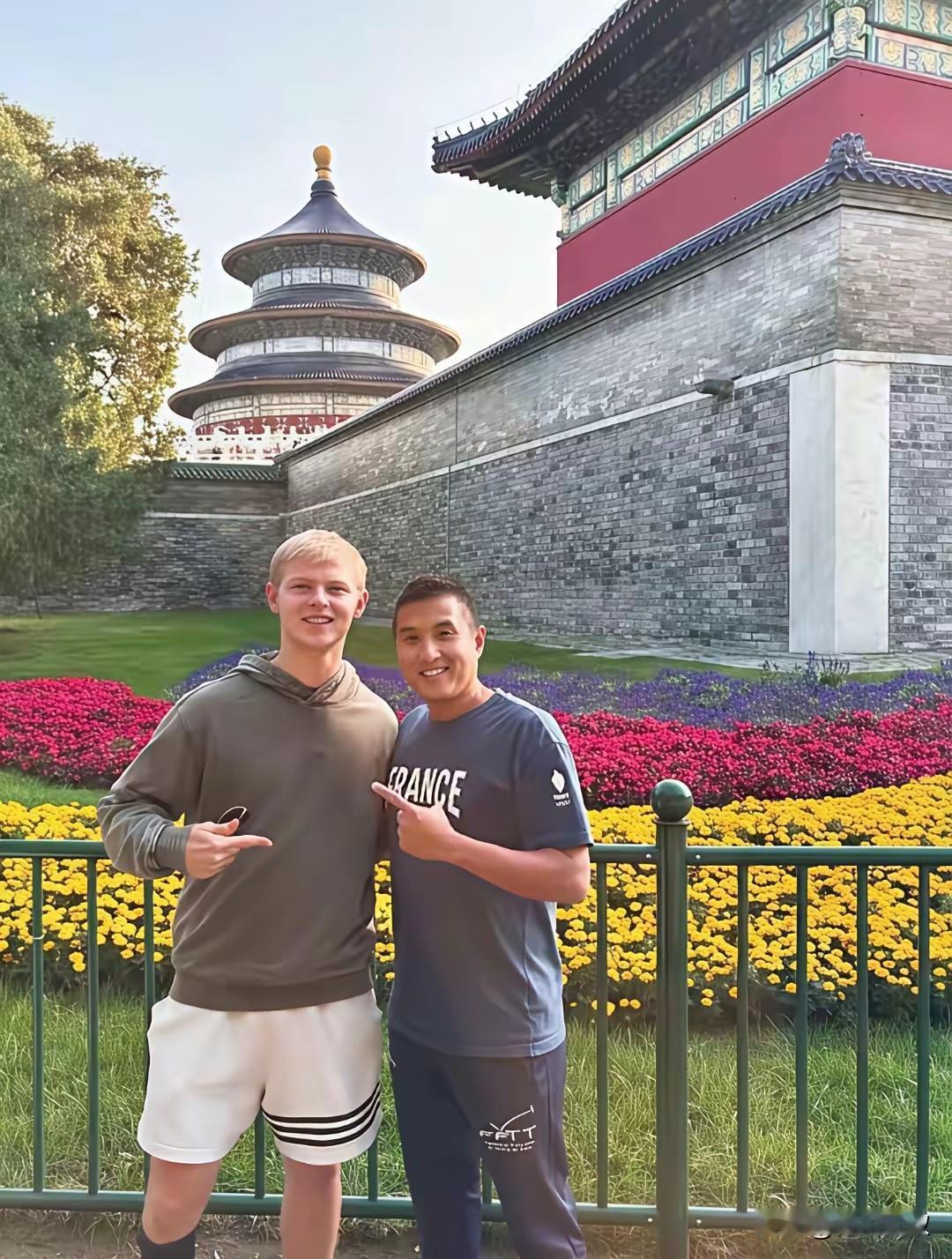 小勒布仑打完比赛不走了，在等王添艺吗？小布在中国大满贯拿到了亚军，这是他最