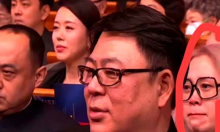 或许一切都有迹可循当初看朱媛媛老师金鸡奖获奖时现场切了一个镜头，给高亚麟