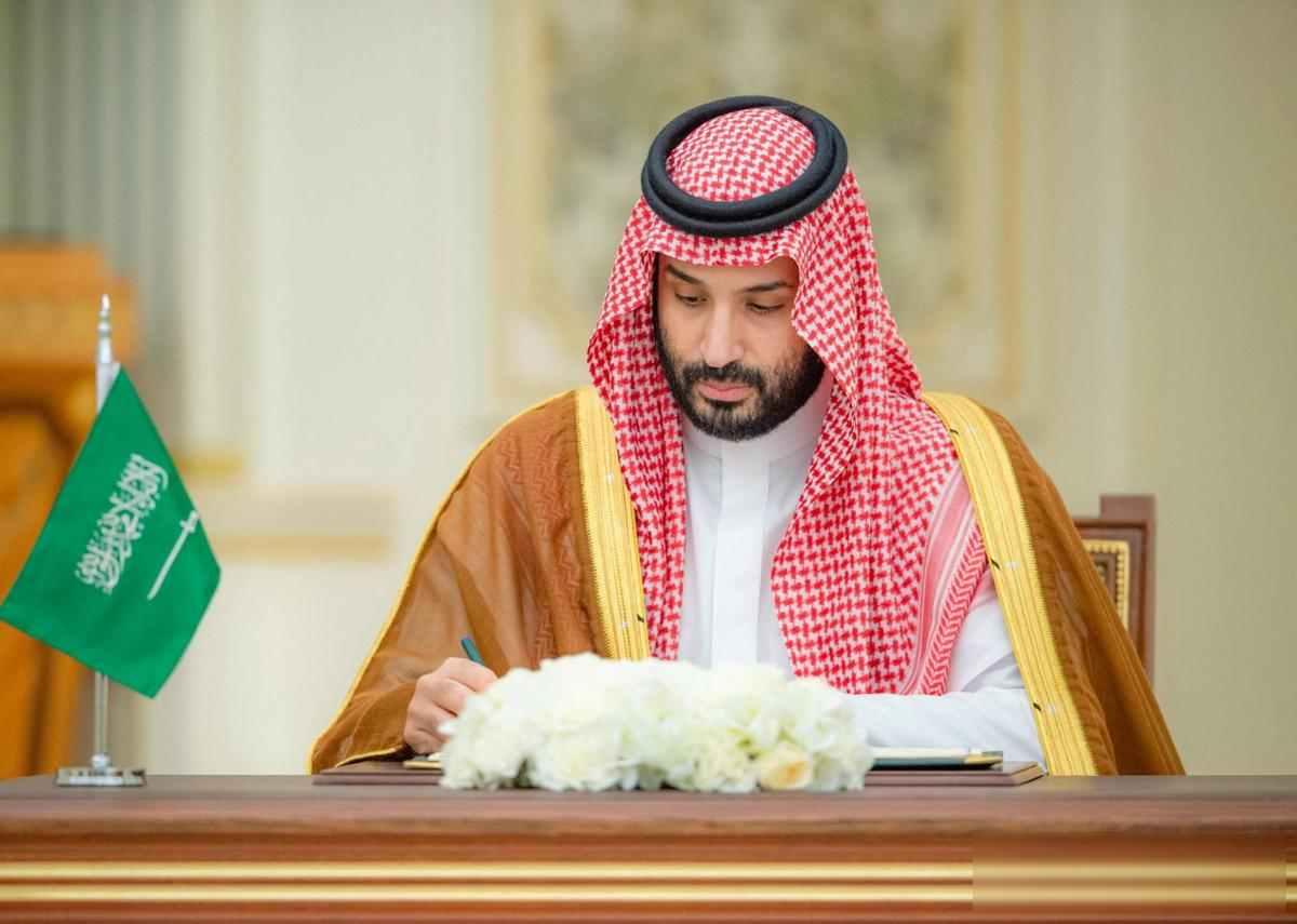 航母在波斯湾转悠，沙特突然说不借道，伊朗领袖躲进地下指挥所美军“林肯”号航母