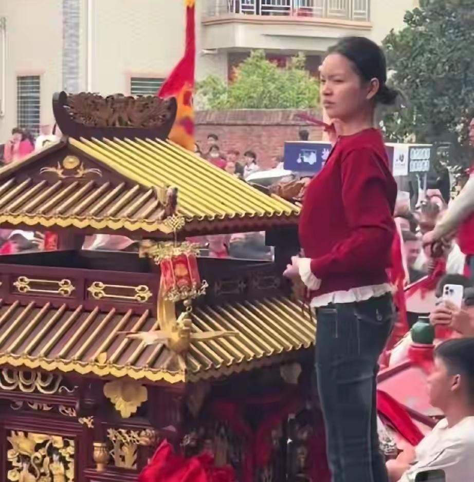 我其实前几天就说过，湛江的妈祖巡街背后就不是什么资本的力量，就是整个家族里面话事