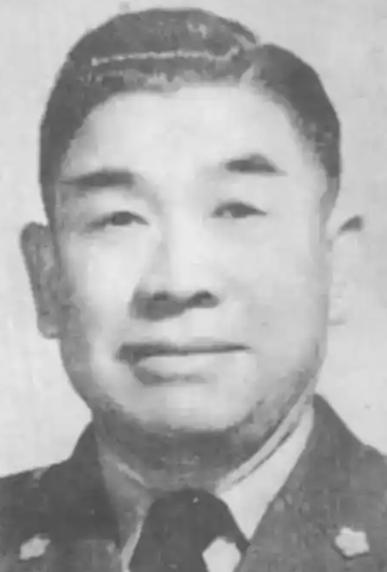 1949年，国军军长高吉人重伤被俘，住院时，遇到了部下，悄悄对他说：“咱们钻粪坑