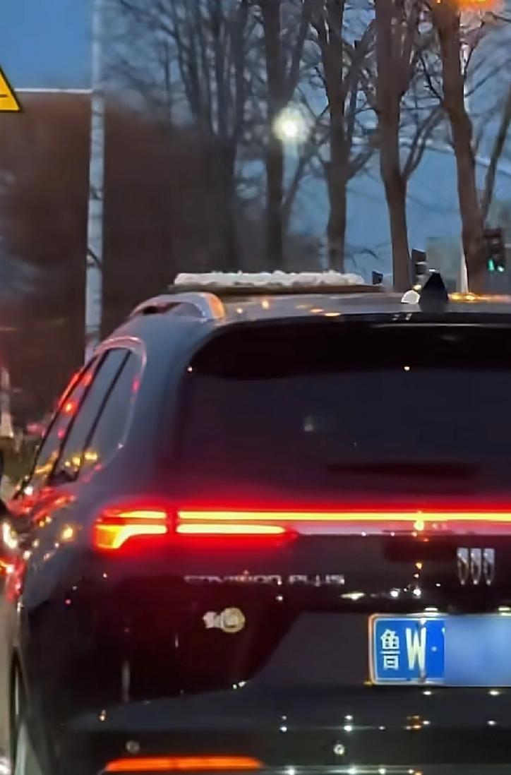 跟了一道就是一个都没掉下来山东临沂马路上出现一辆有趣的轿车，车顶放着一板包好的