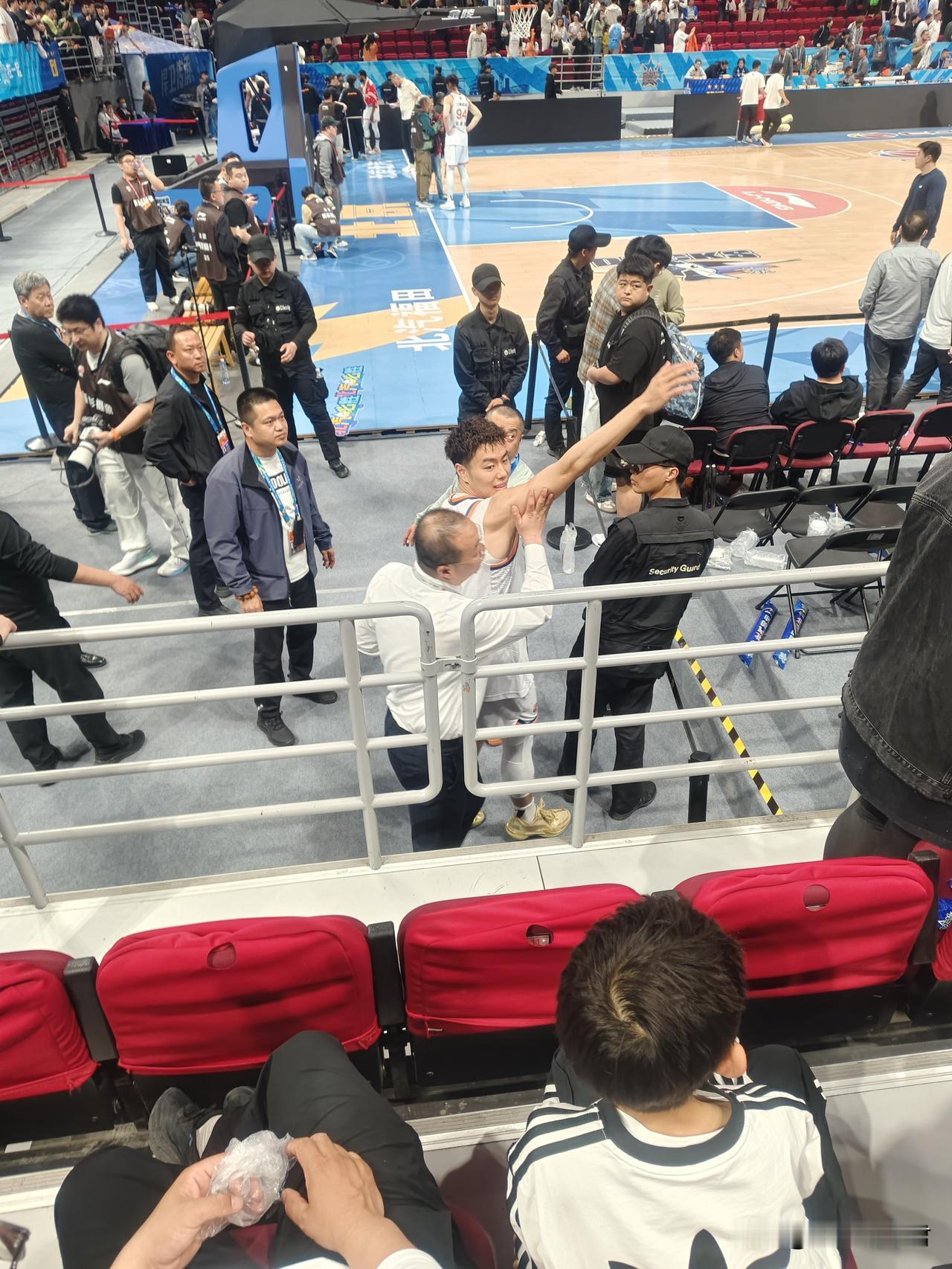 李添荣或收罚单！客场与北京男篮的比赛，李添荣忽然离开球场走向观众席，但遭到现场