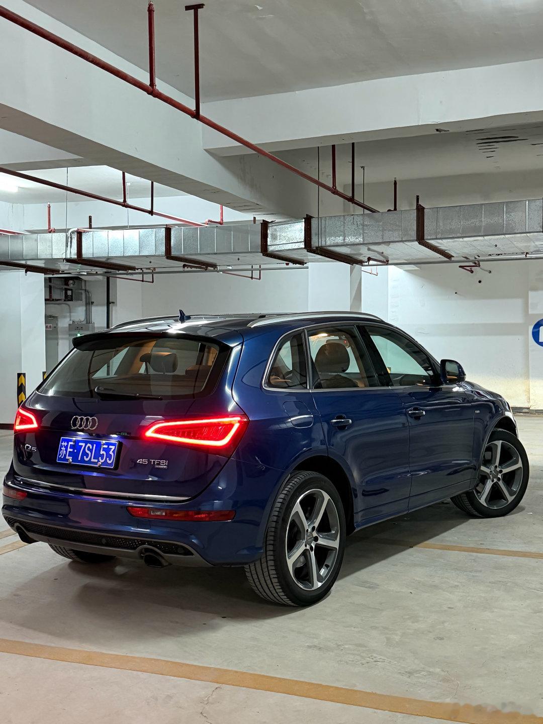 获得了一辆奥迪Q52015年进口45TFSI颜色是较为少见的ScubaBl