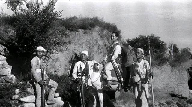 抗战中，周希汉无意中举起望远镜向前观察，突然发现山梁上有无数黑点挪动，他顿时一惊