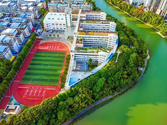 公公月月转我4500退休金，我却生出私心，越看他越不顺眼。每月退休金一发，公公