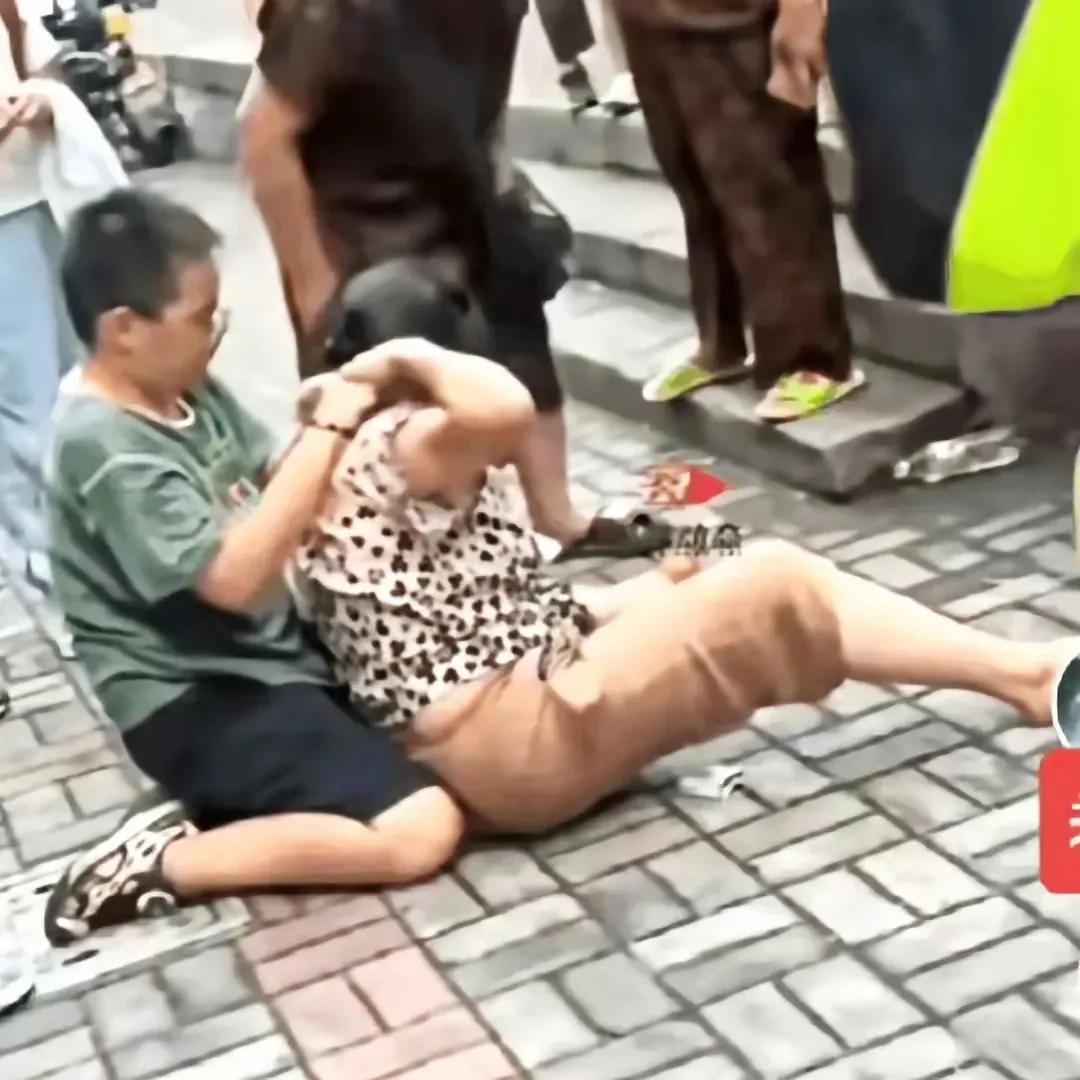 生而不养是罪，养而不教是祸！刷到一个视频，看到一位奶奶去接孙子放学，孩子向奶