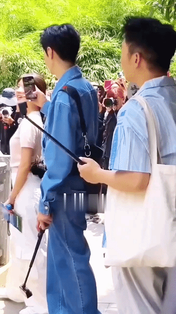 陈哲远怎么做到把女明星拍成路人的？梁洁的那个拍照角度随手在视频里一截图都美的不行