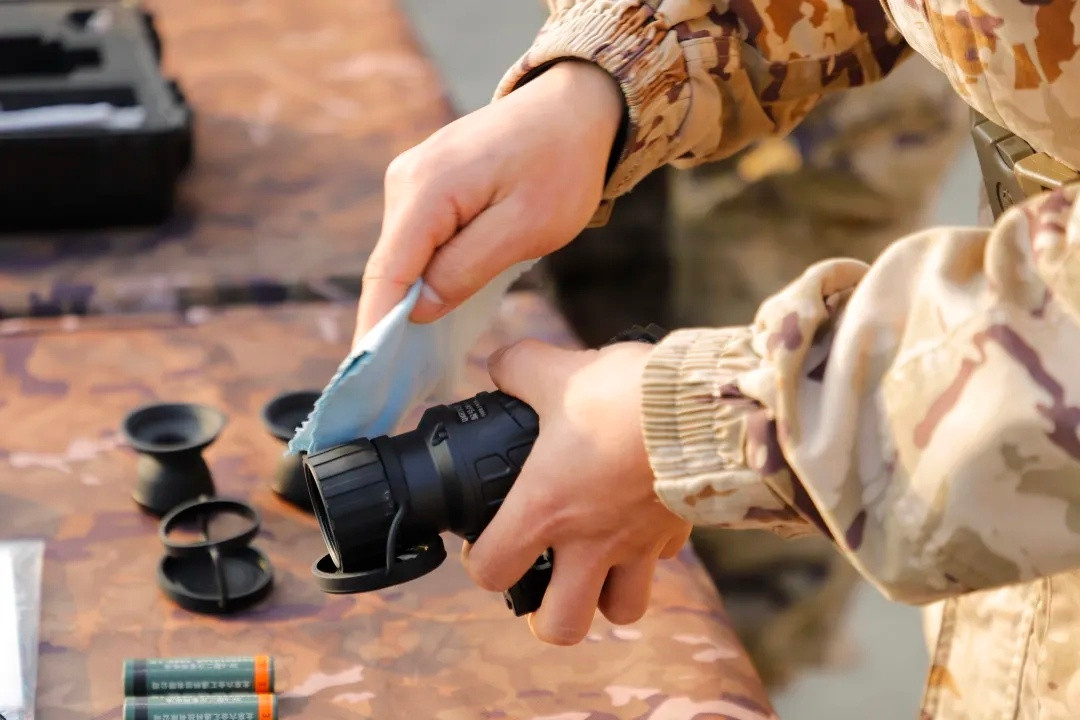 素材虽然很多了，印象中还没曝光过装备型号铭文等信息。