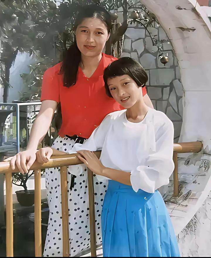 吴越这人淡如菊的气质，一看就是随了妈妈！没想到吴越的妈妈年轻时候长得这么漂亮
