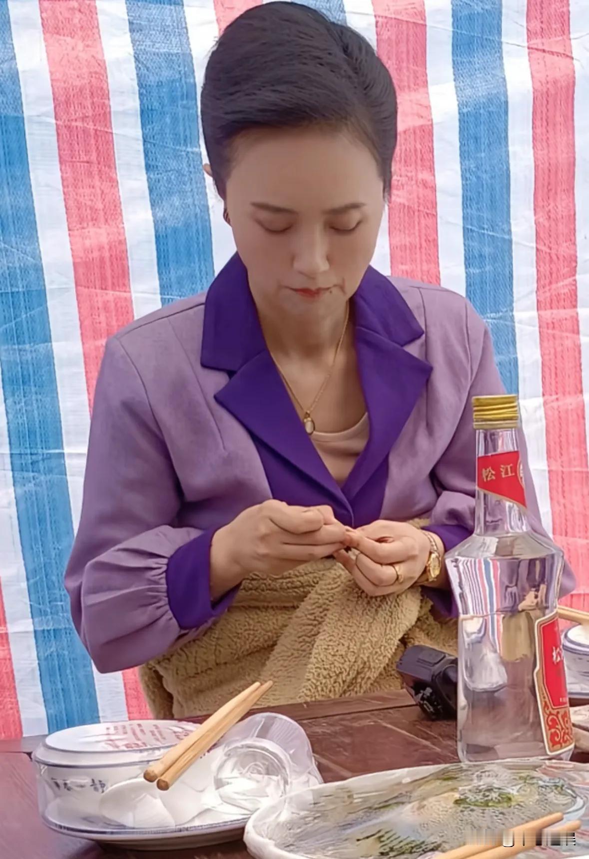 朱媛媛生前最后的片场照公开！大热天用厚毛衣裹肚子保暖，瘦到脱相，不停咳嗽。