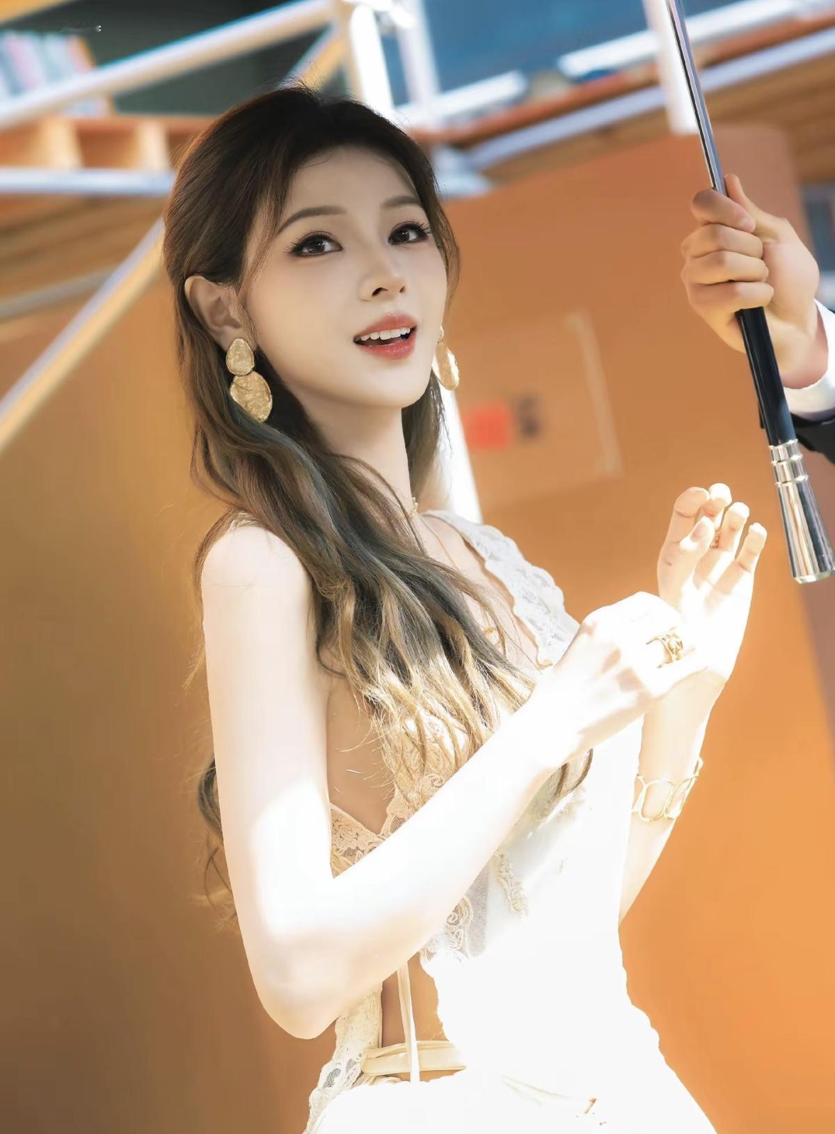 张予曦的颜值真的没在谦虚的，这组路透我能循环看一百遍[比心]张予曦提着花袋的样子