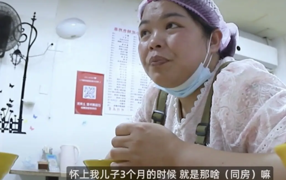 “为什么我们娘三个这么能吃苦，因为我们有共同的目标，那就是在一起”。图中女子
